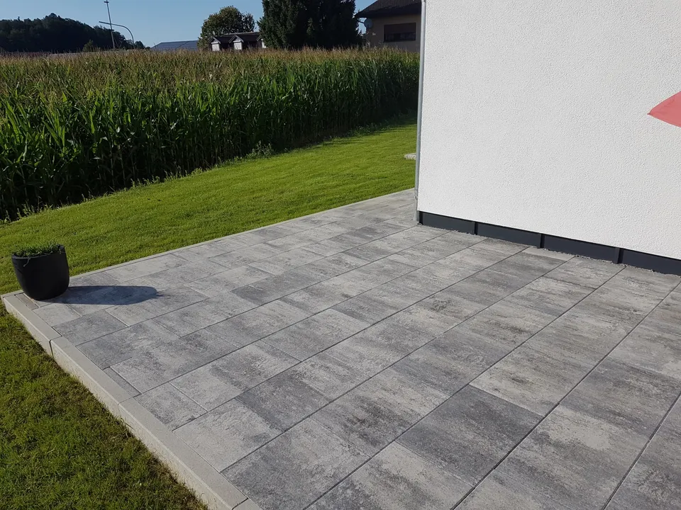 bachl-einfassungen-betonplatten-gartenplatten-grau-trittfest image 1